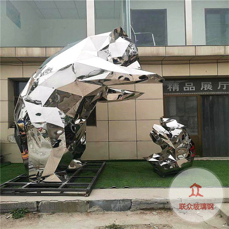 不銹鋼雕塑和玻璃鋼雕塑該怎么選擇呢？