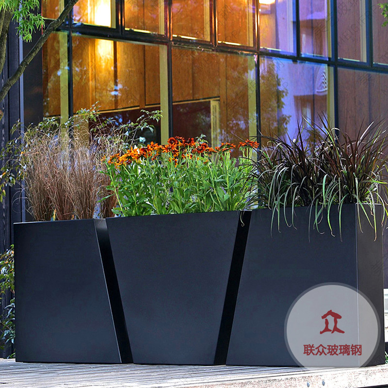 甘肅蘭州商業(yè)廣場裝飾創(chuàng)意玻璃鋼花盆美陳休閑椅