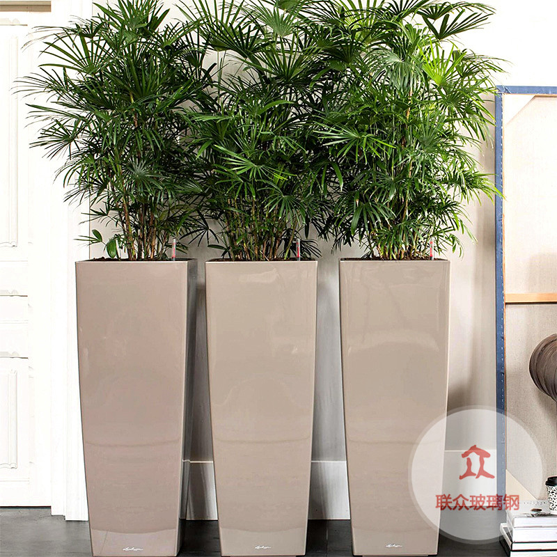 深圳玻璃鋼卡通雕塑造型適合在購(gòu)物廣場(chǎng)展示