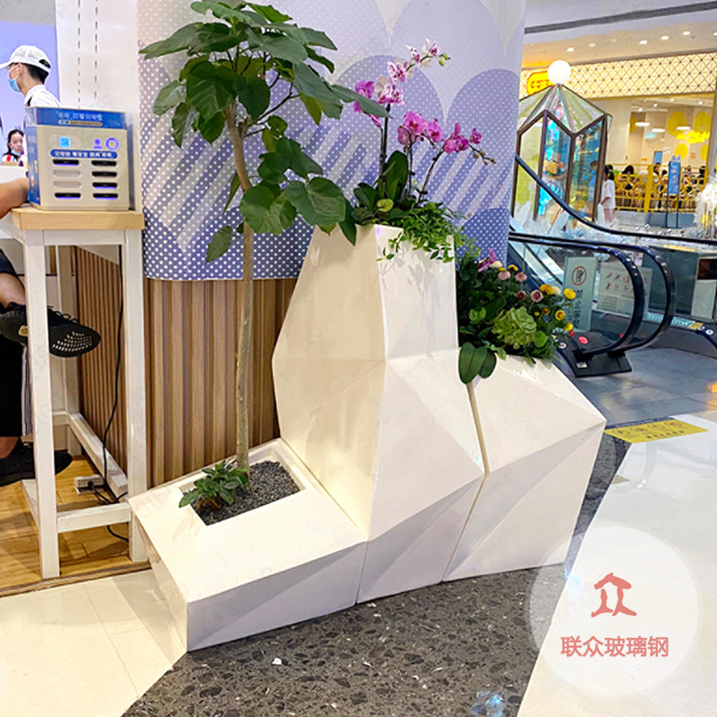 玻璃鋼人物雕塑特點(diǎn)，需要請拿走不謝