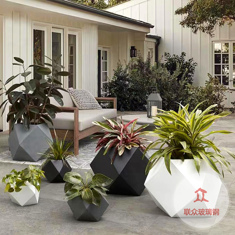 玻璃鋼球形花盆，顏色規(guī)格隨身定制