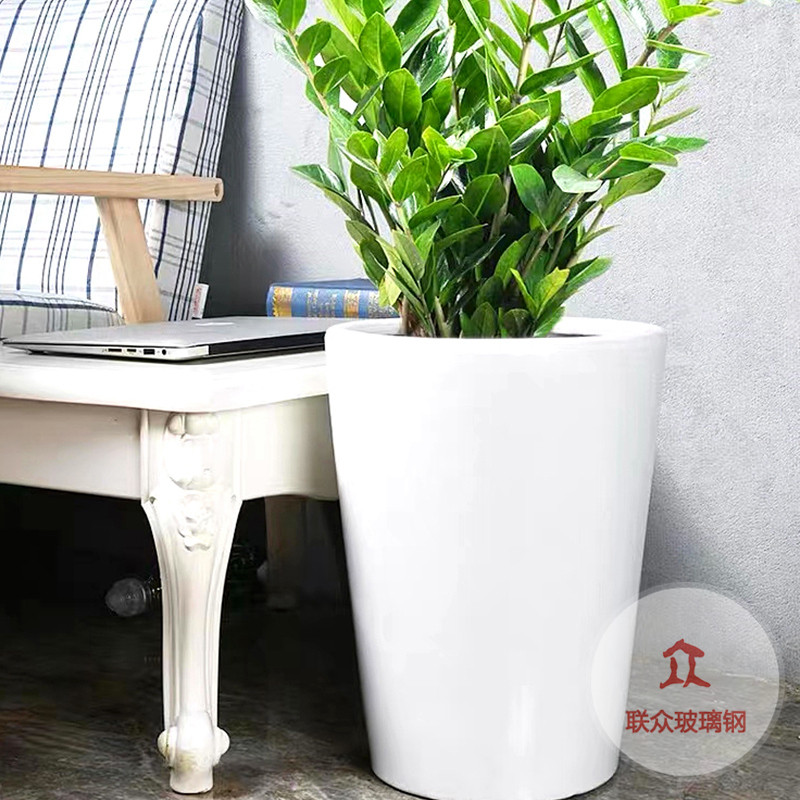 根據(jù)花卉的特性和需要選擇合適的玻璃鋼花盆