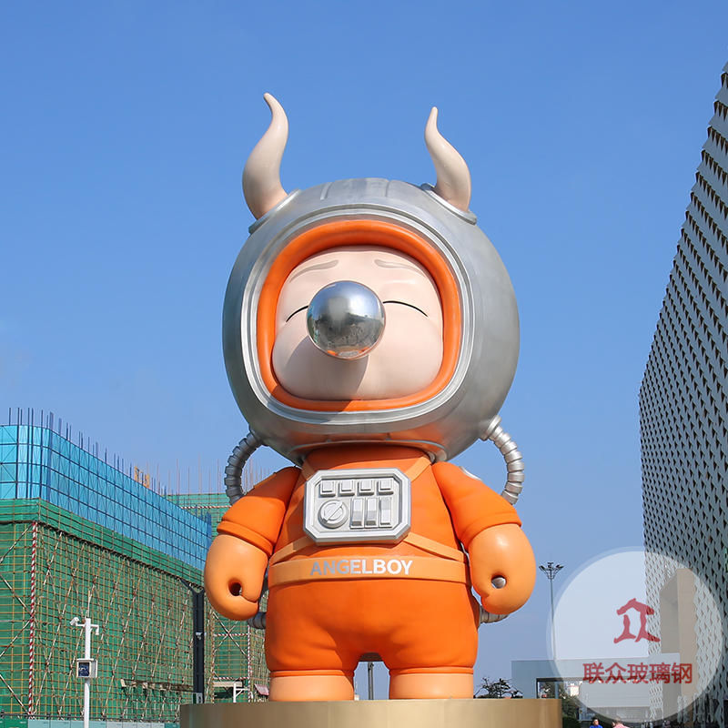 玻璃鋼雕塑的色彩運(yùn)用在戶外環(huán)境中有哪些注意事項(xiàng)？